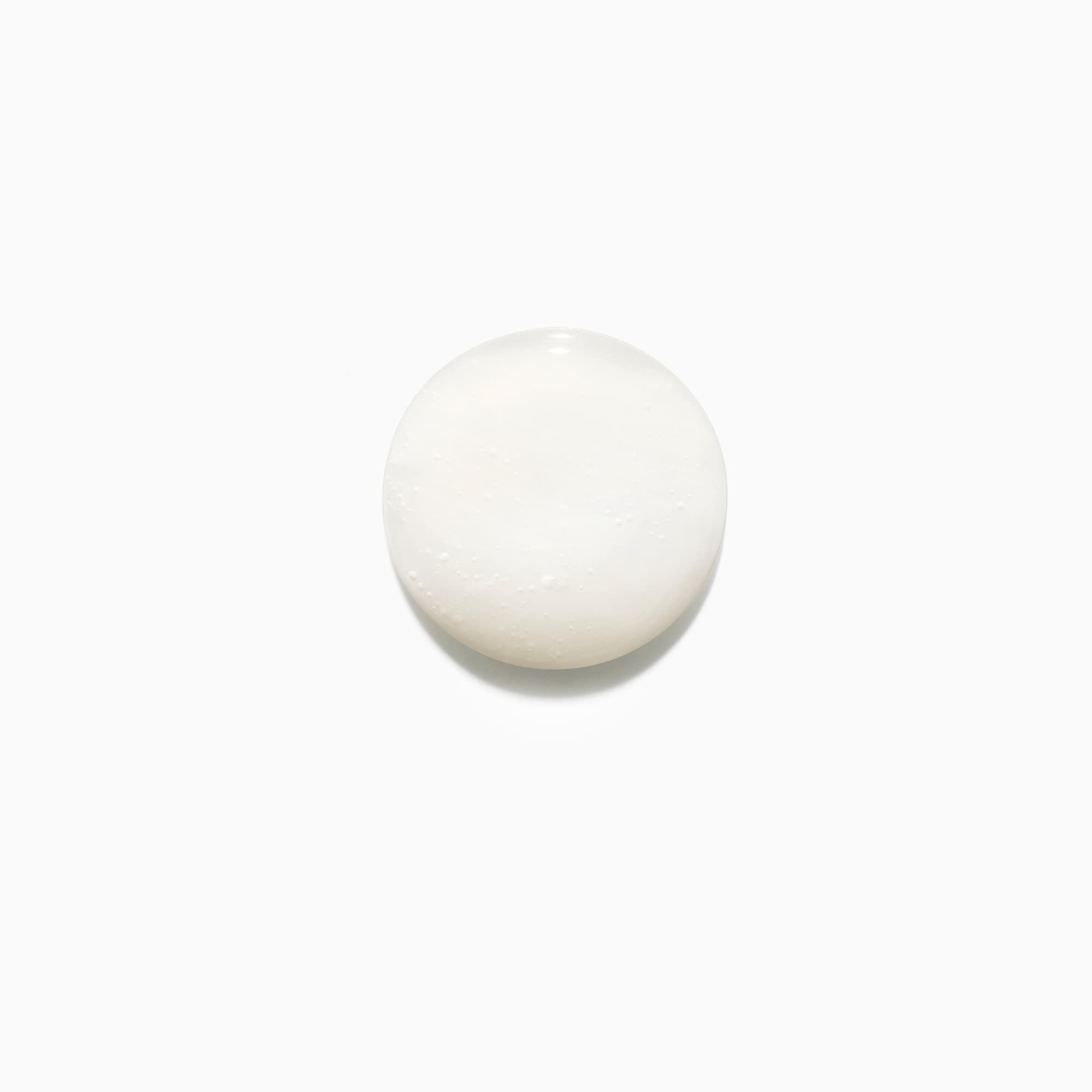KÉRASTASE espuma ligera en cabello mostrando limpieza suave