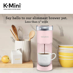 Keurig K-Mini bandeja extraíble mostrando espacio para tazas altas y limpieza sencilla