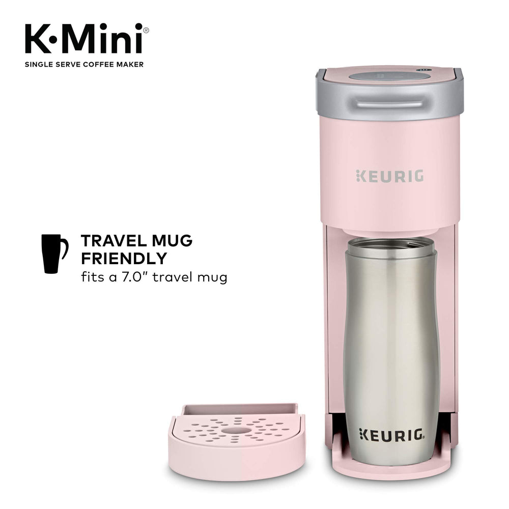 Keurig K-Mini con cápsula K-Cup siendo insertada, uso intuitivo y preparación rápida