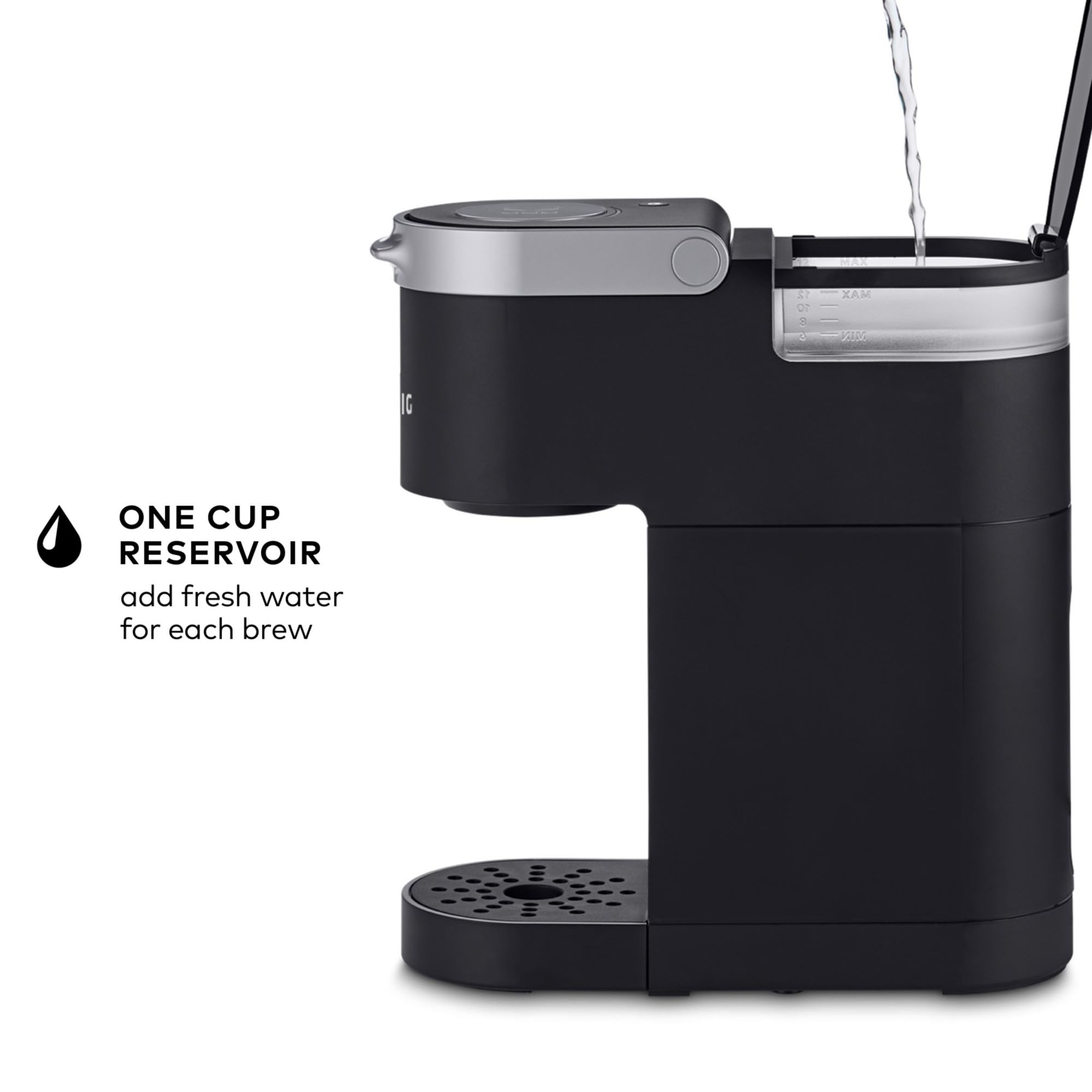 Keurig K-Mini junto a una taza de viaje demostrando transporte y seguridad