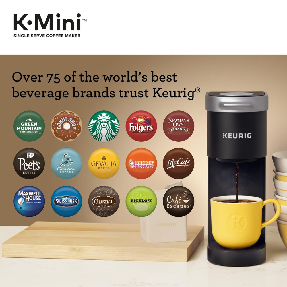 Keurig K-Mini colocada en una cocina pequeña optimizando el espacio disponible