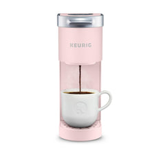 Keurig K-Mini vista frontal en Dusty Rose, compacto y elegante para espacios pequeños