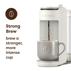 Keurig K‑Mini Mate Plus preparando café sobre hielo con menos dilución