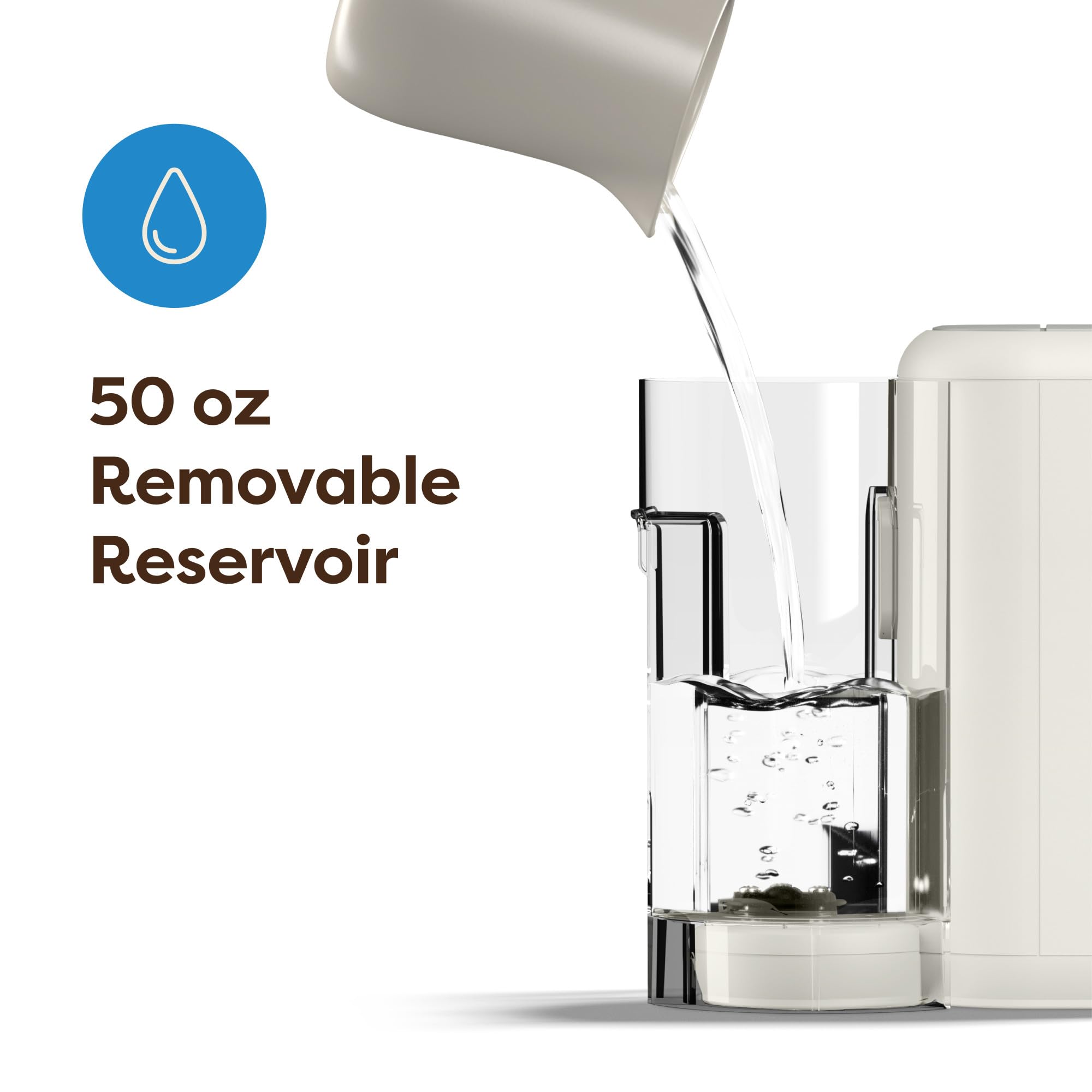 Keurig K‑Mini Mate Plus junto a taza para mostrar escala y capacidad