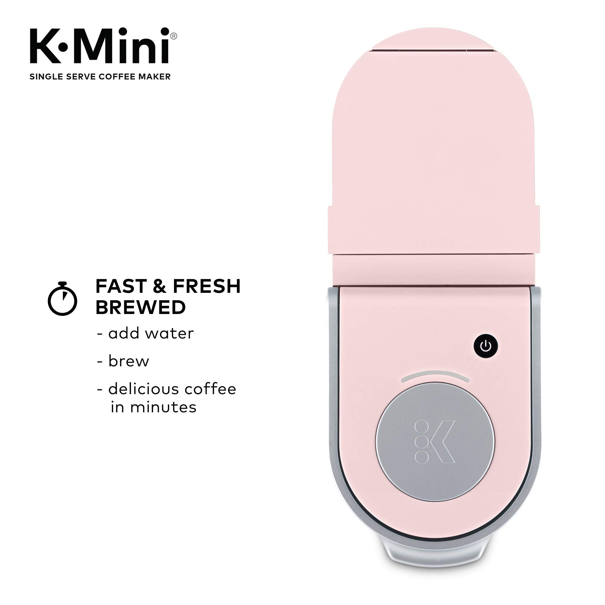 Keurig K-Mini en oficina con taza, demostrando preparación rápida y conveniencia