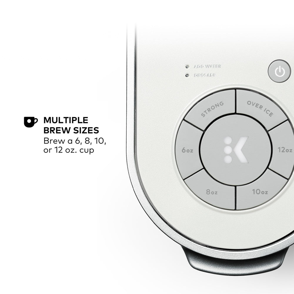 Keurig K-Supreme café vertiéndose a través del conducto con crema visible