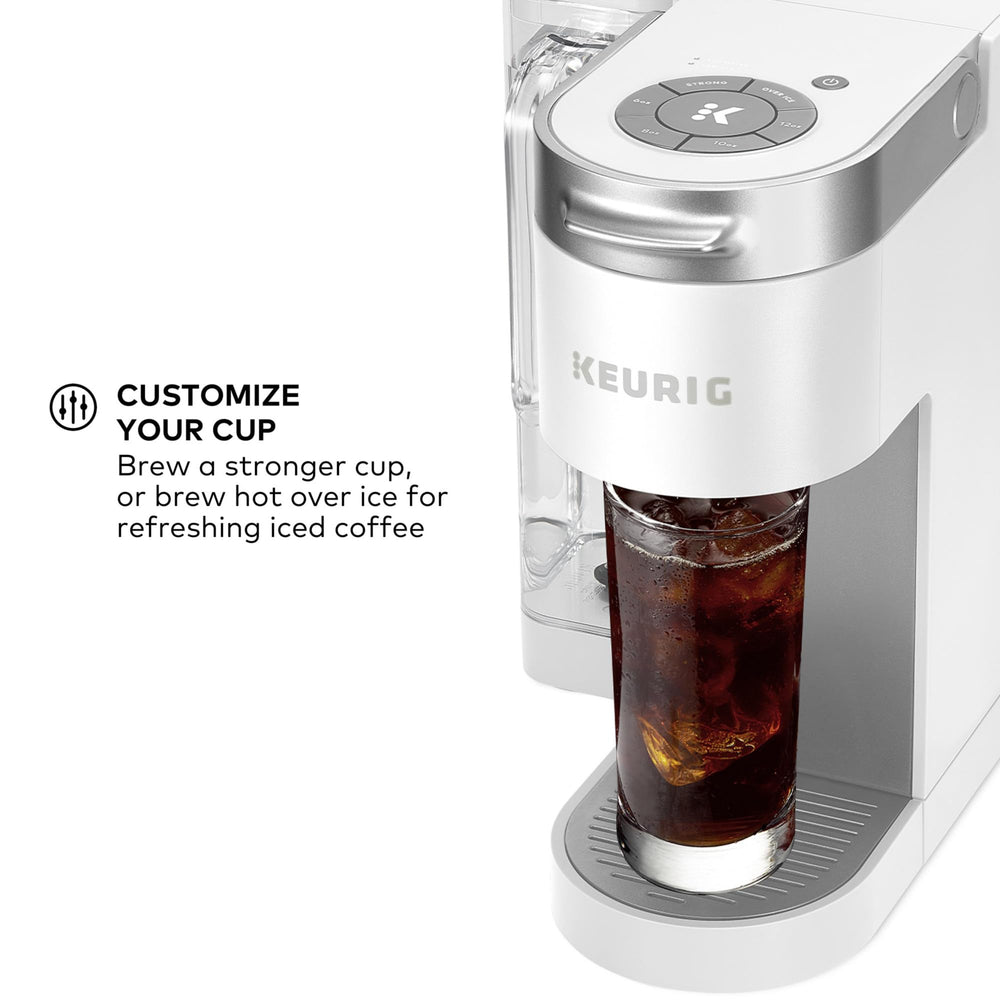 Keurig K-Supreme con vaso de viaje en uso, apta para llevar café concentrado