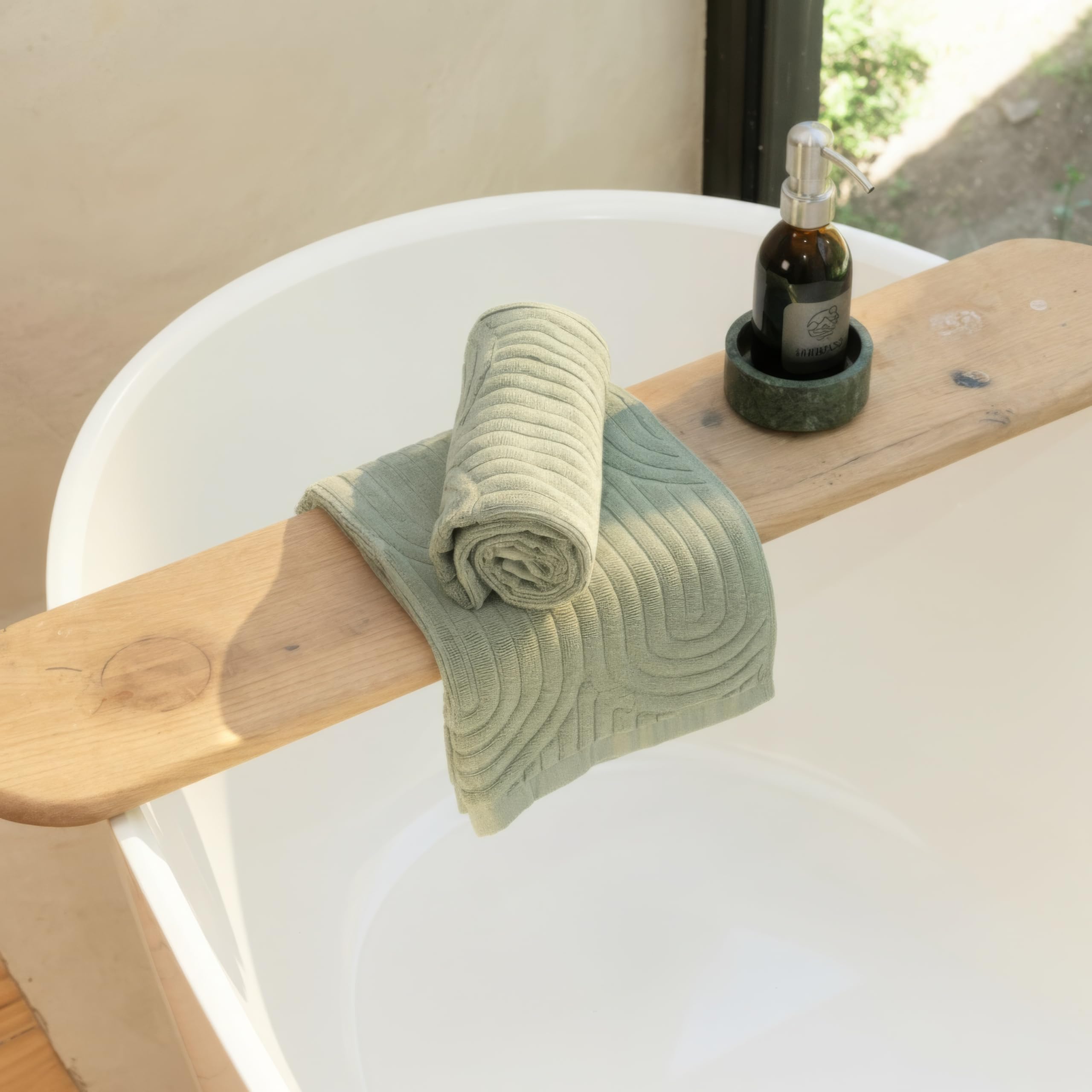 KIBAGA toallas colgadas en baño moderno aportando elegancia funcional