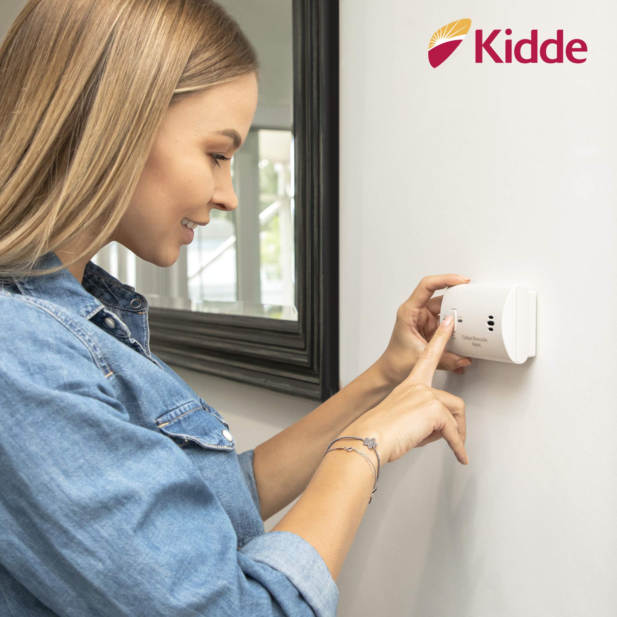 Kidde instalado en dormitorio cerca de cama para protección familiar nocturna