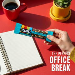 KIND Dark Chocolate Cherry Cashew barra en mano para snack inmediato