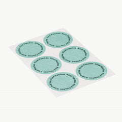 Kind Patches primer plano del parche y su textura adhesiva para confort
