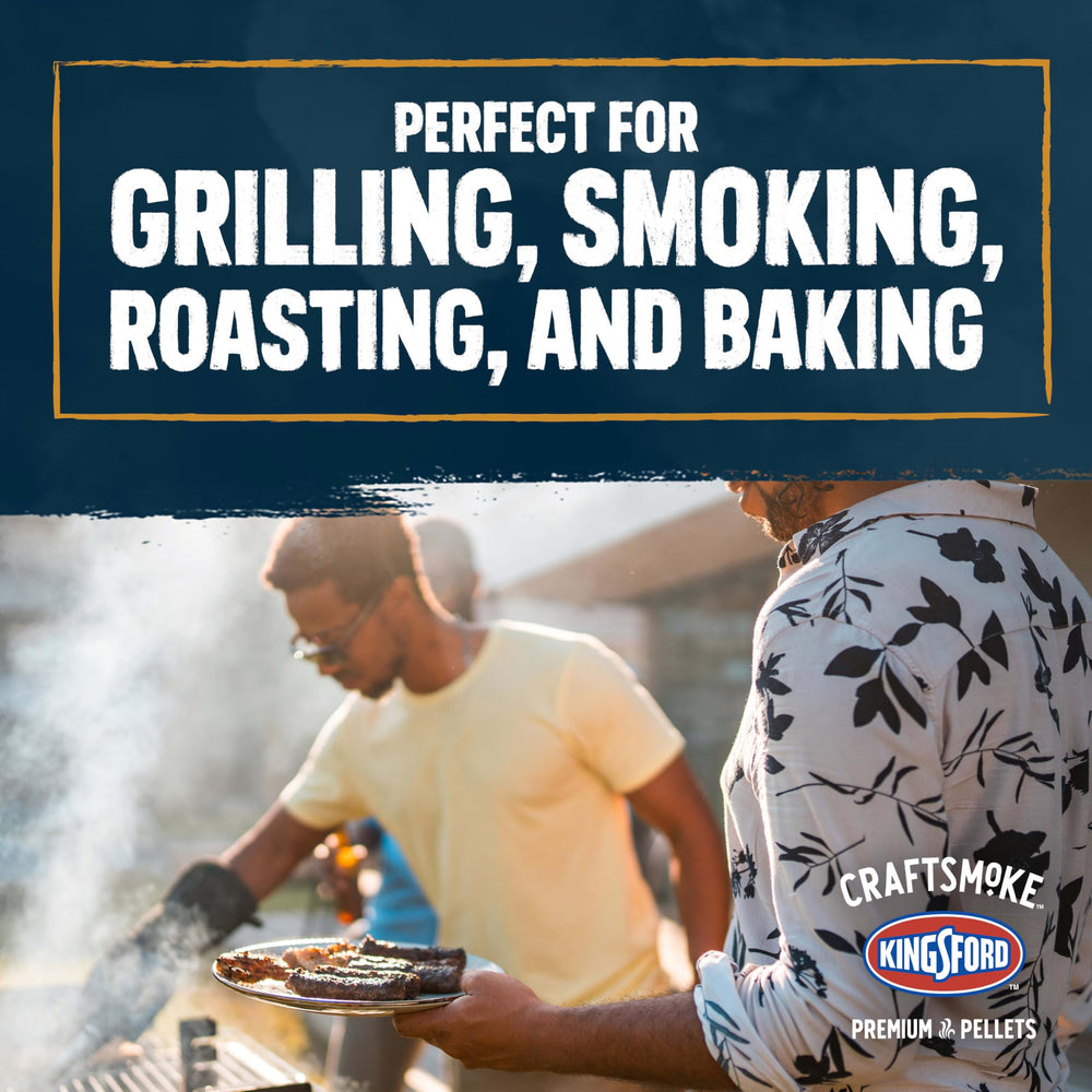 Kingsford Craftsmoke pellets en cuchara enfatizando tamaño uniforme y control de humo