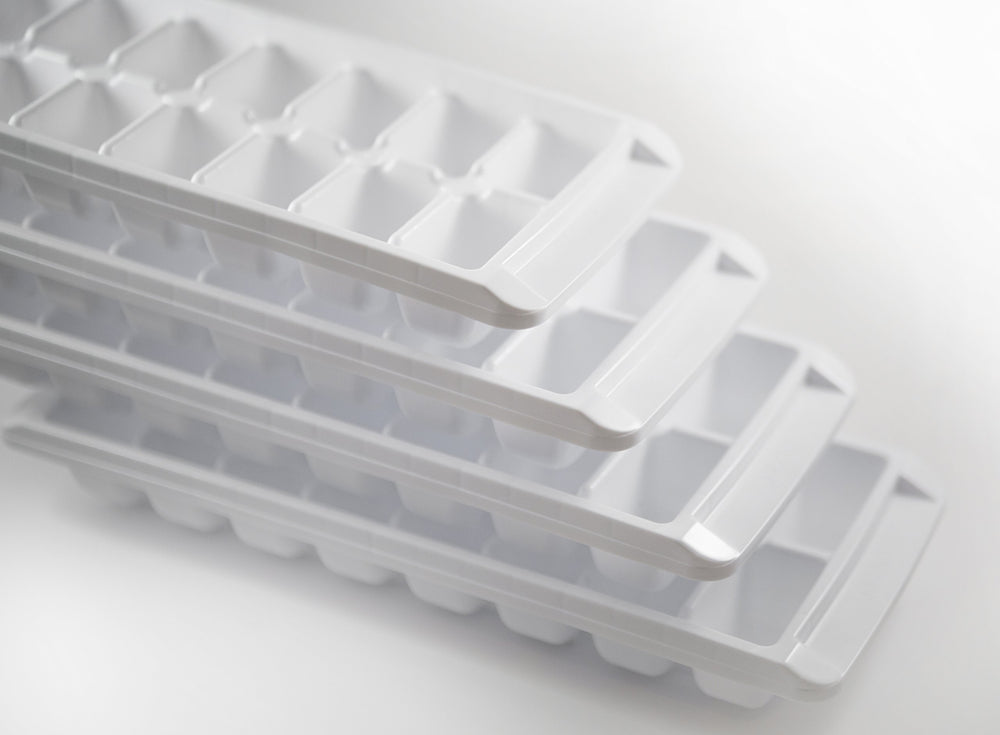 Kitch cubos extraídos en primer plano listos para bebidas frías