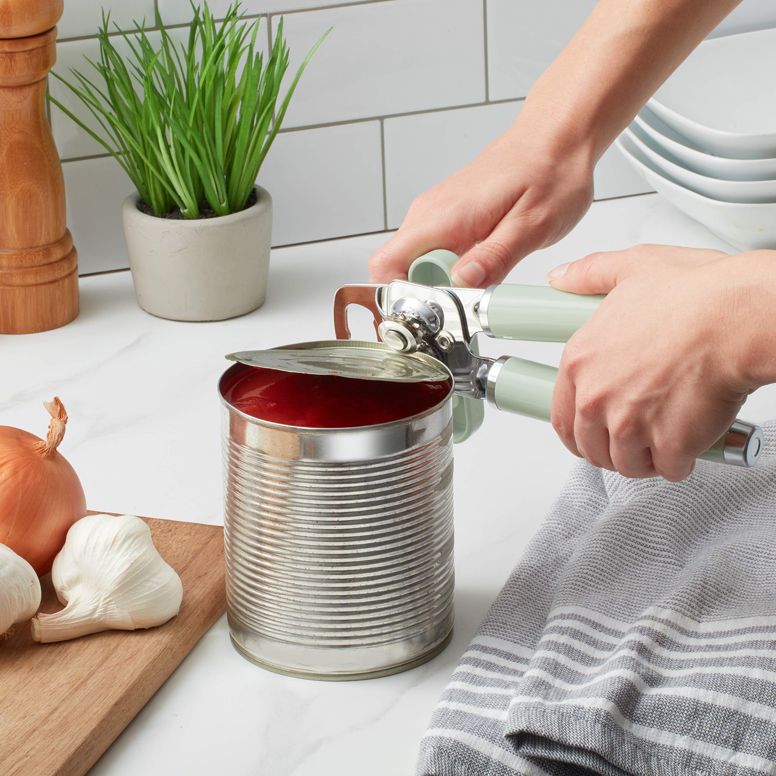 KitchenAid abrelatas mostrando abridor de botellas integrado útil
