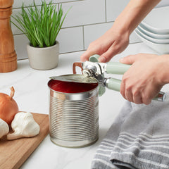 KitchenAid abrelatas mostrando abridor de botellas integrado útil