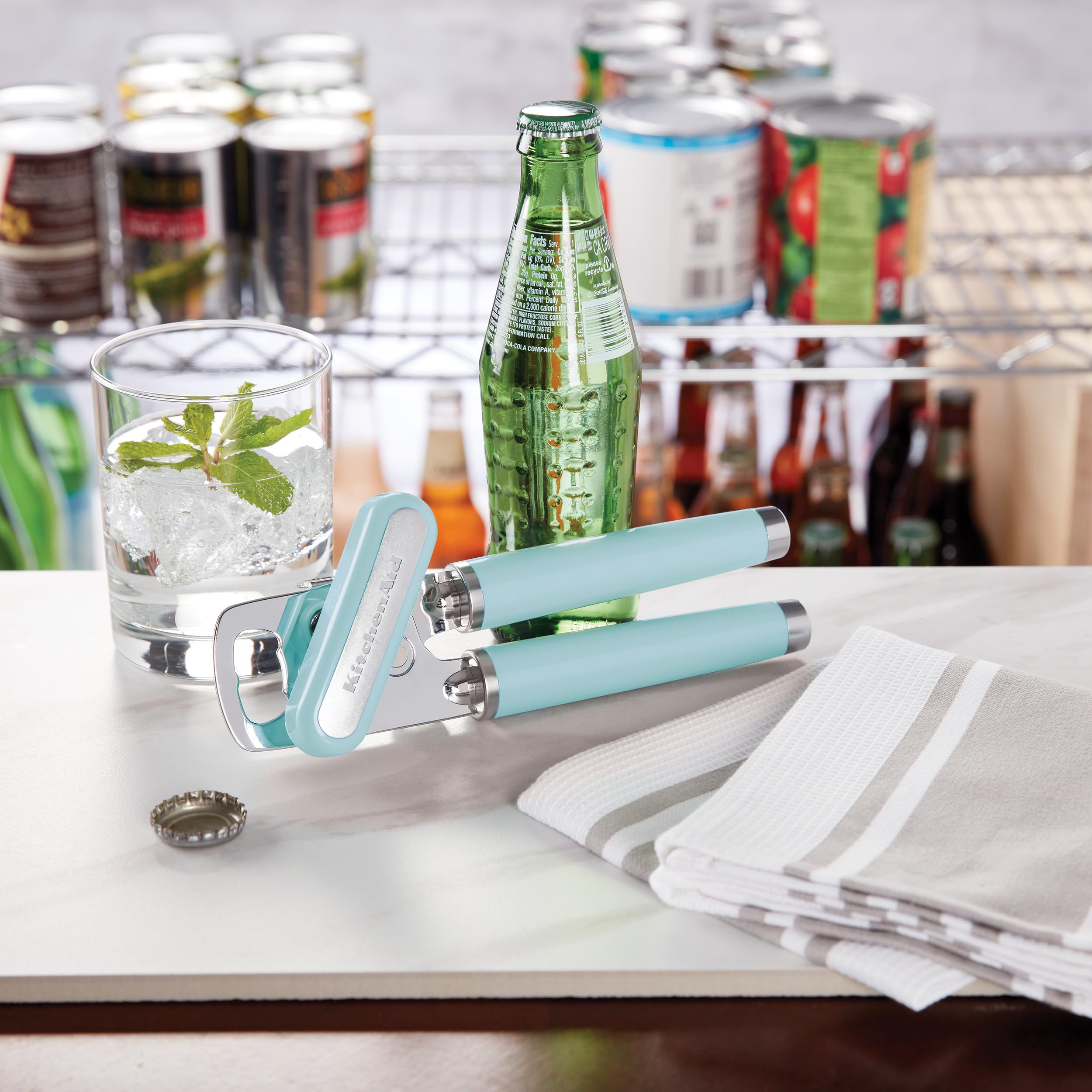 KitchenAid abridor de botellas integrado facilitando quitar chapas rápidamente