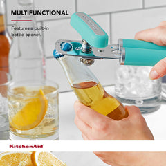 KitchenAid abrelatas en uso abriendo una lata, manejo sin esfuerzo