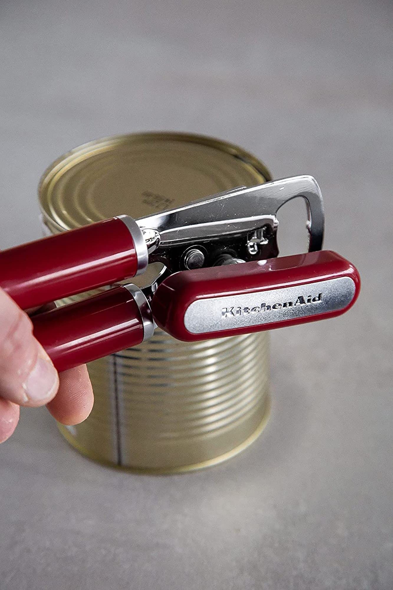KitchenAid comparación de tamaño junto a una cuchara para escala práctica