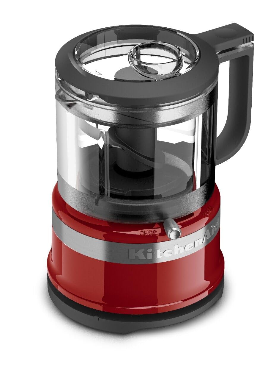 KitchenAid detalle de cuchilla de acero inoxidable que ofrece cortes precisos y fácil vertido