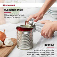 KitchenAid en uso abriendo una lata con el mando grande para menor esfuerzo