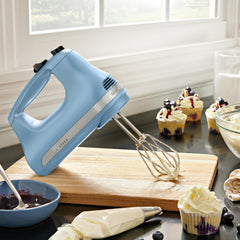 KitchenAid batidora en uso batiendo merengue rápido y consistente