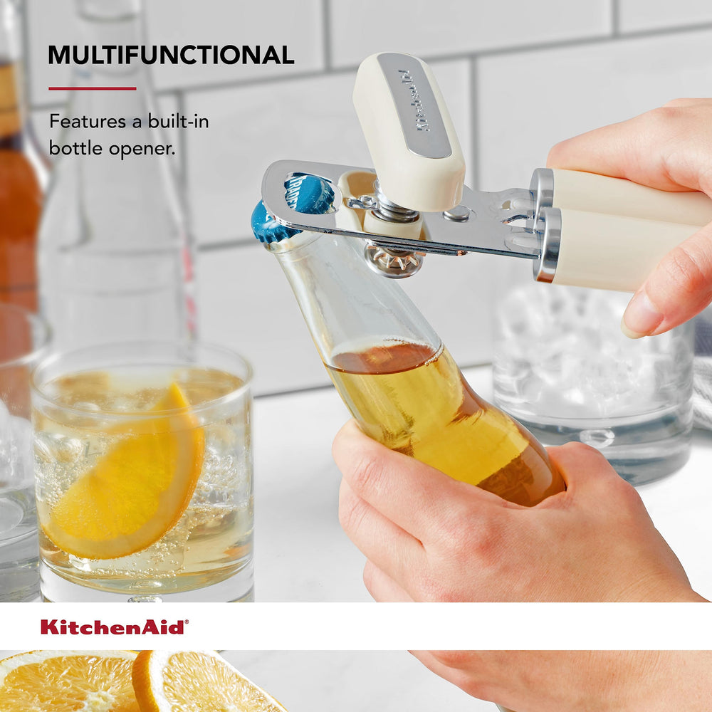 KitchenAid abrelatas junto a una lata para comparar tamaño y manejabilidad