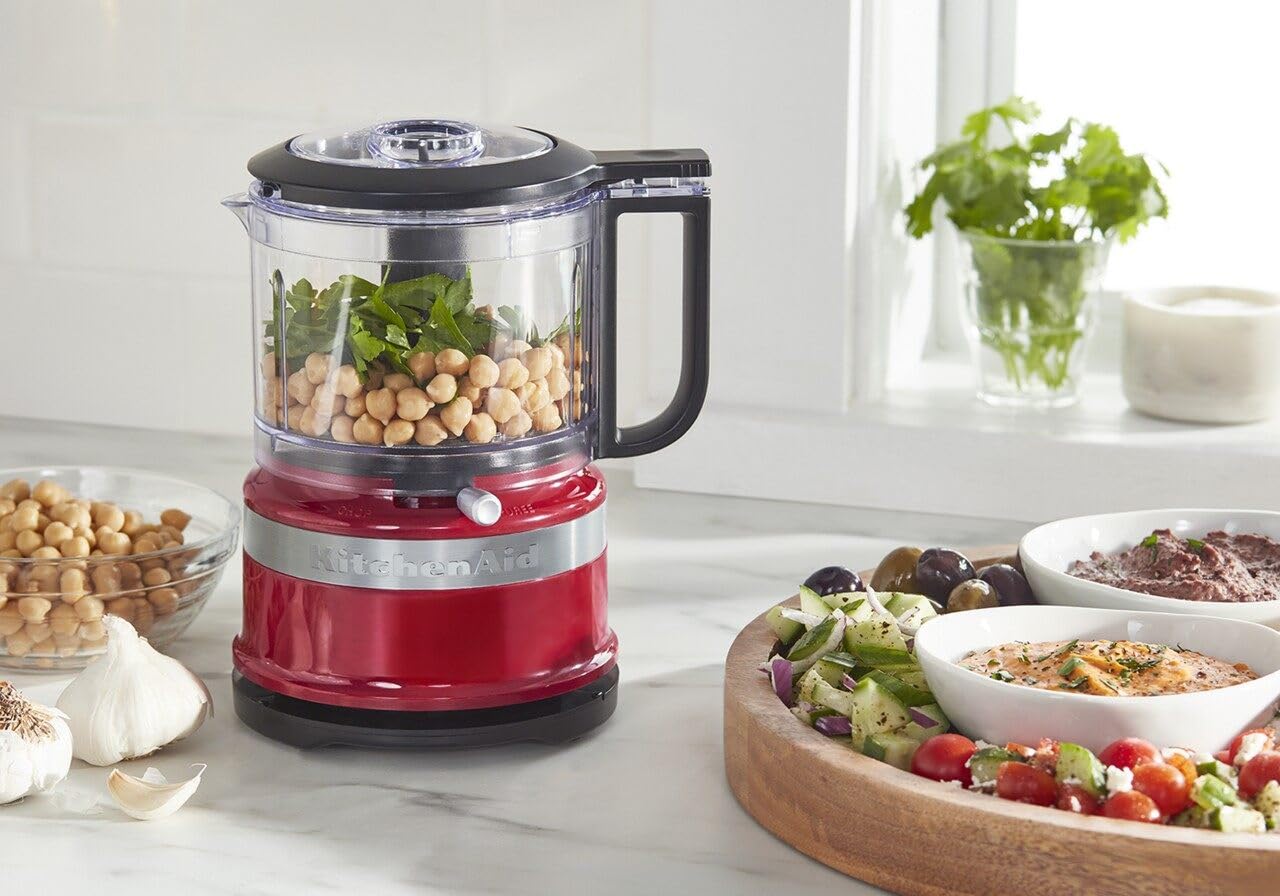 KitchenAid comparación de tamaño en mano que muestra la capacidad de 3.5 tazas y fácil almacenamiento