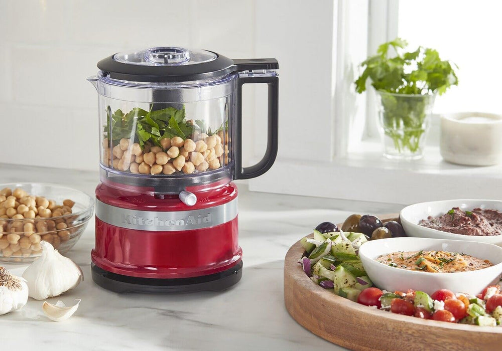 KitchenAid comparación de tamaño en mano que muestra la capacidad de 3.5 tazas y fácil almacenamiento