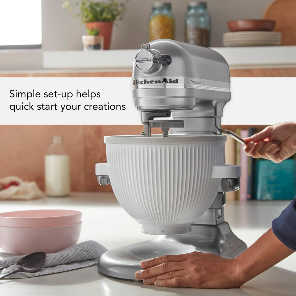 KitchenAid accesorio para helado en mesa de fiesta demostrando uso social