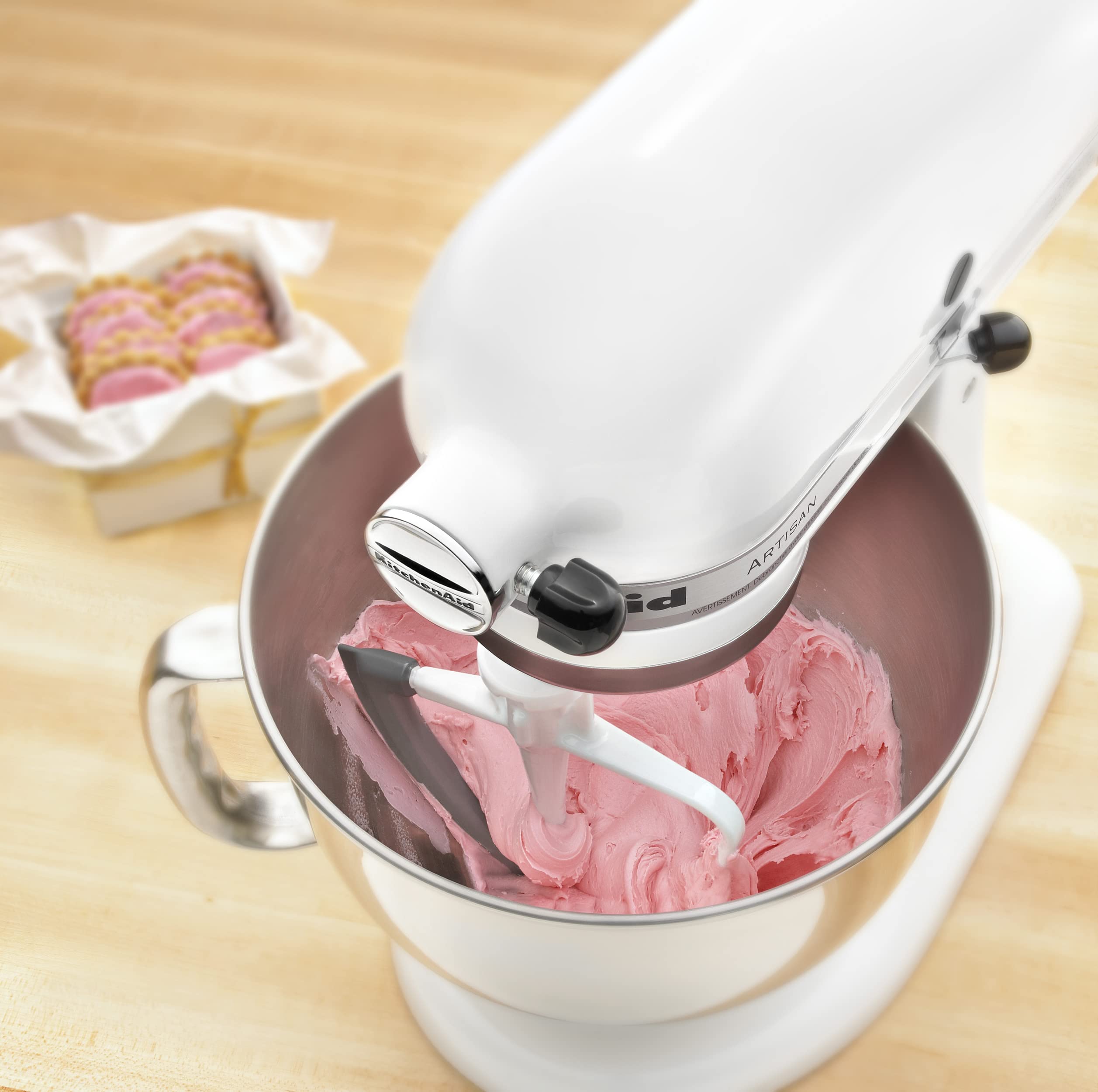 KitchenAid paleta Flex Edge en cocina doméstica en uso, ideal para hornear frecuente