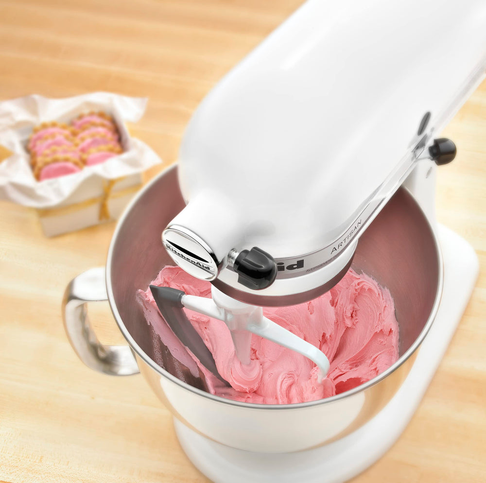 KitchenAid paleta Flex Edge en cocina doméstica en uso, ideal para hornear frecuente