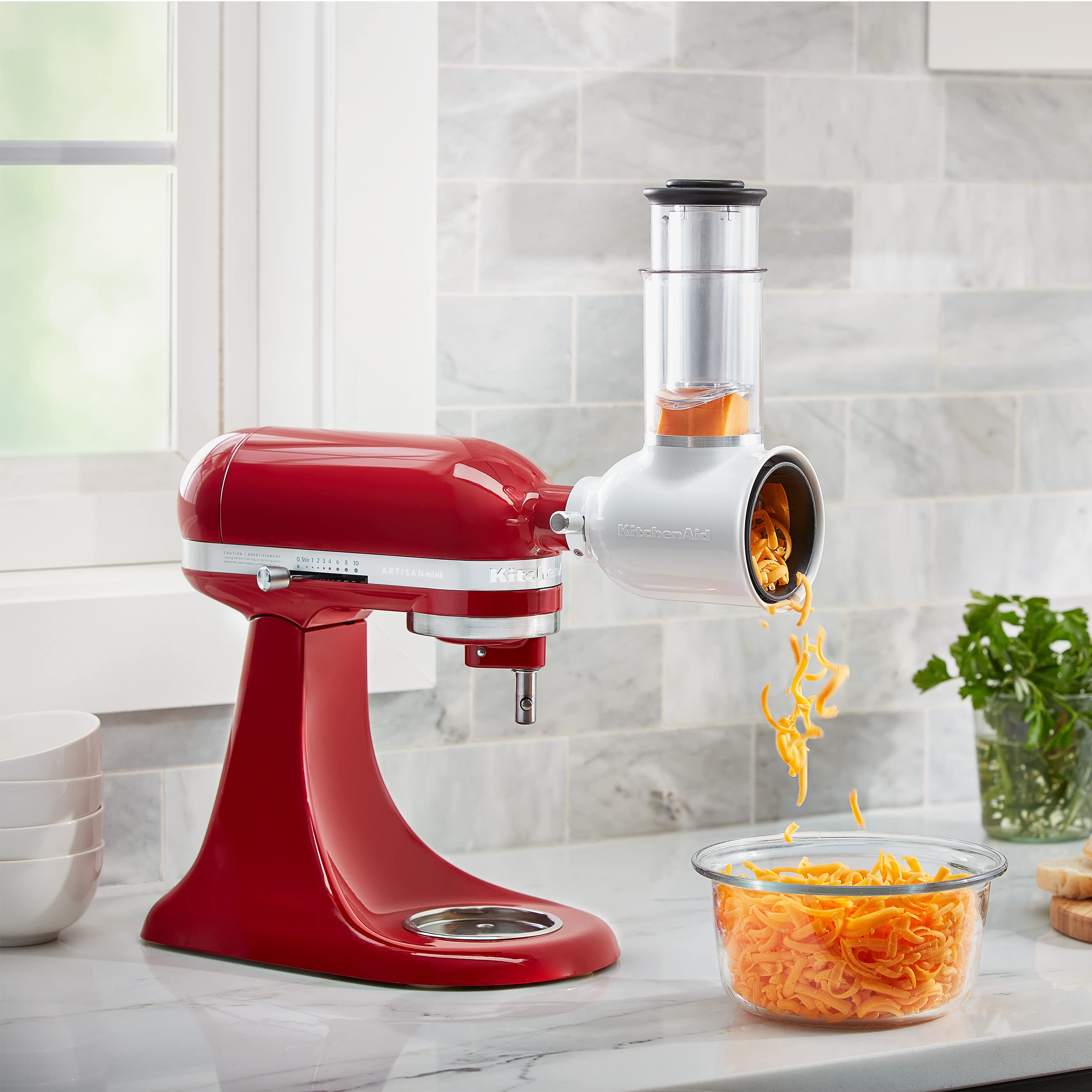 KitchenAid accesorio junto a manos para comparar tamaño, manejo cómodo