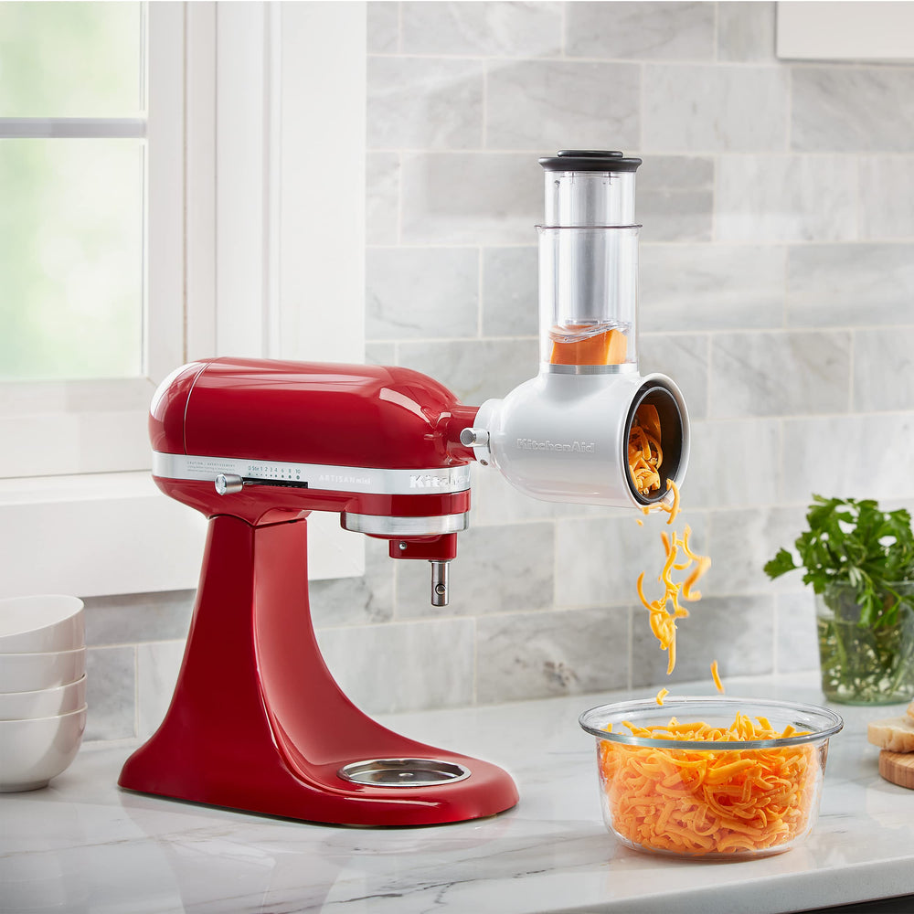 KitchenAid accesorio junto a manos para comparar tamaño, manejo cómodo