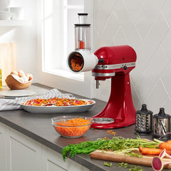 KitchenAid accesorio en uso cortando pepino, eficiencia en preparación