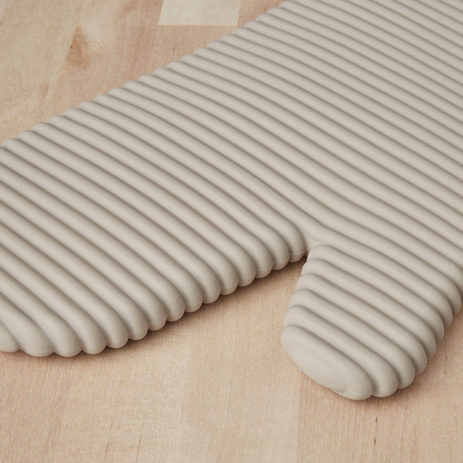 KitchenAid guantes en uso horno, manos sacando bandeja caliente con protección confiable