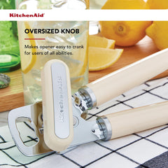 KitchenAid mangos ergonómicos en mano que reducen esfuerzo y mejoran agarre