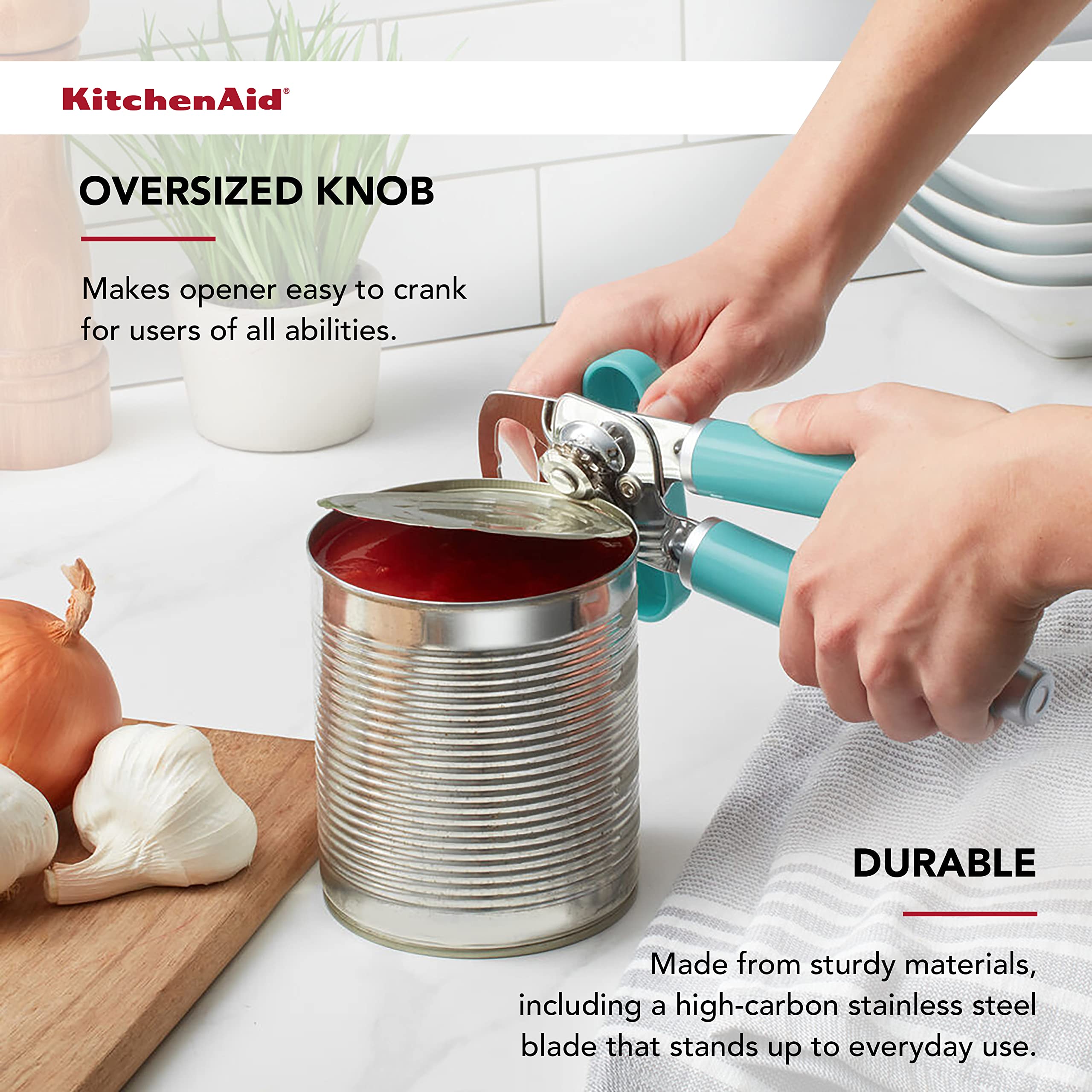 KitchenAid abrelatas en cocina ambientada, diseño atractivo y duradero