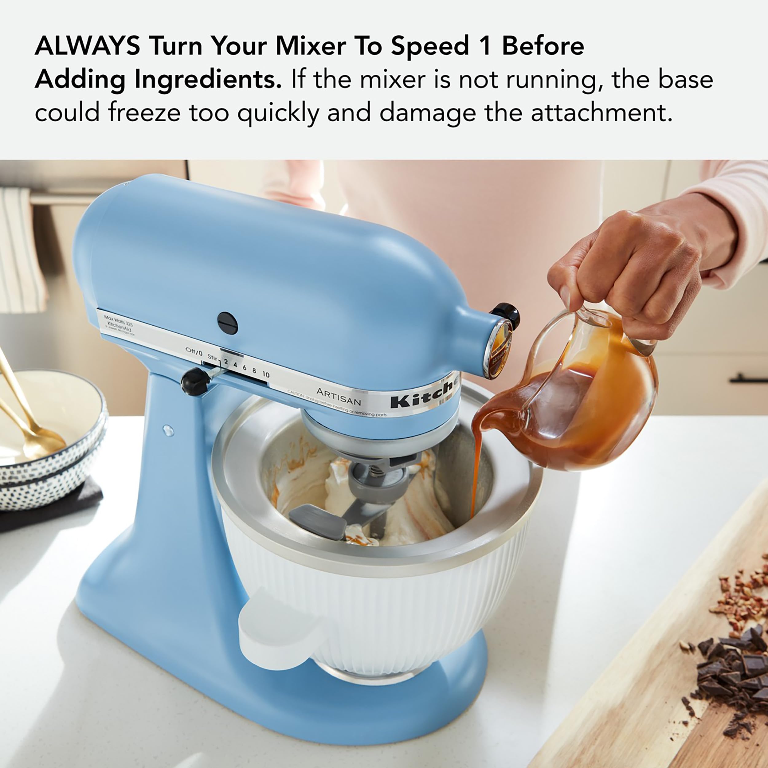 KitchenAid accesorio junto a una batidora para ver escala y tamaño real