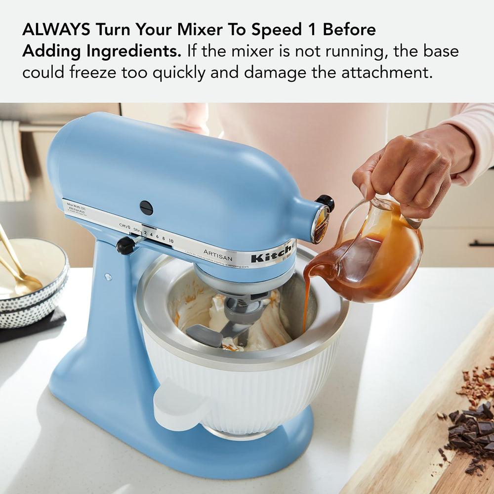 KitchenAid accesorio junto a una batidora para ver escala y tamaño real