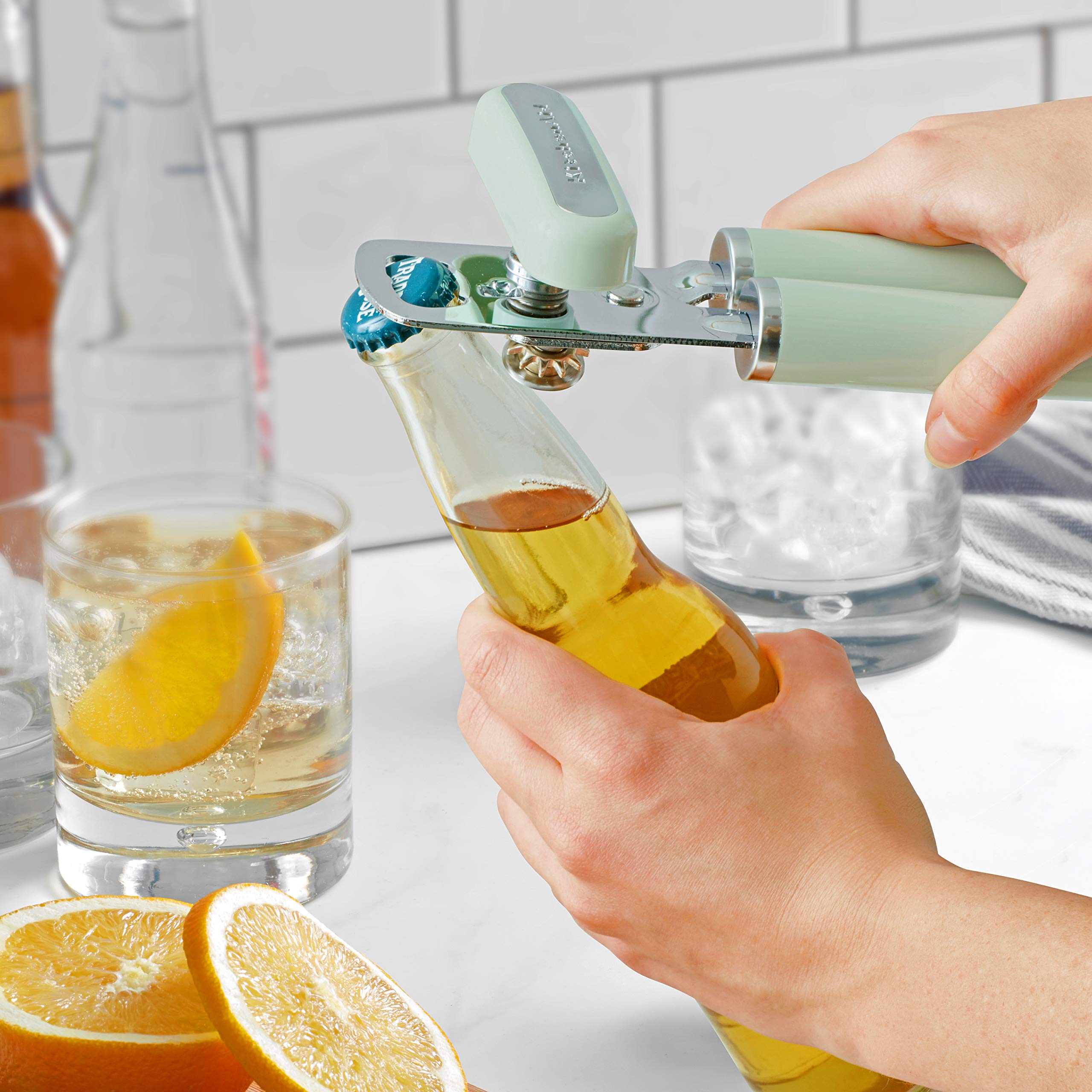 KitchenAid abrelatas junto a utensilios para comparar tamaño y escala