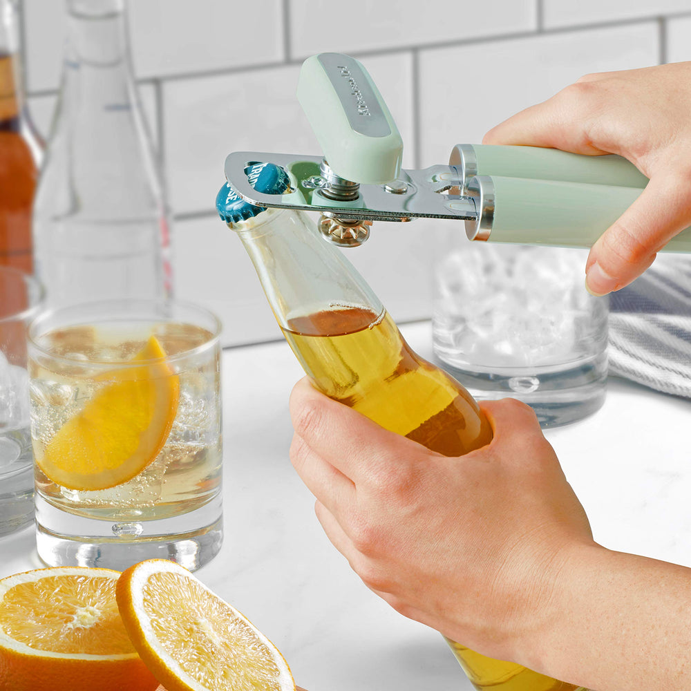 KitchenAid abrelatas junto a utensilios para comparar tamaño y escala