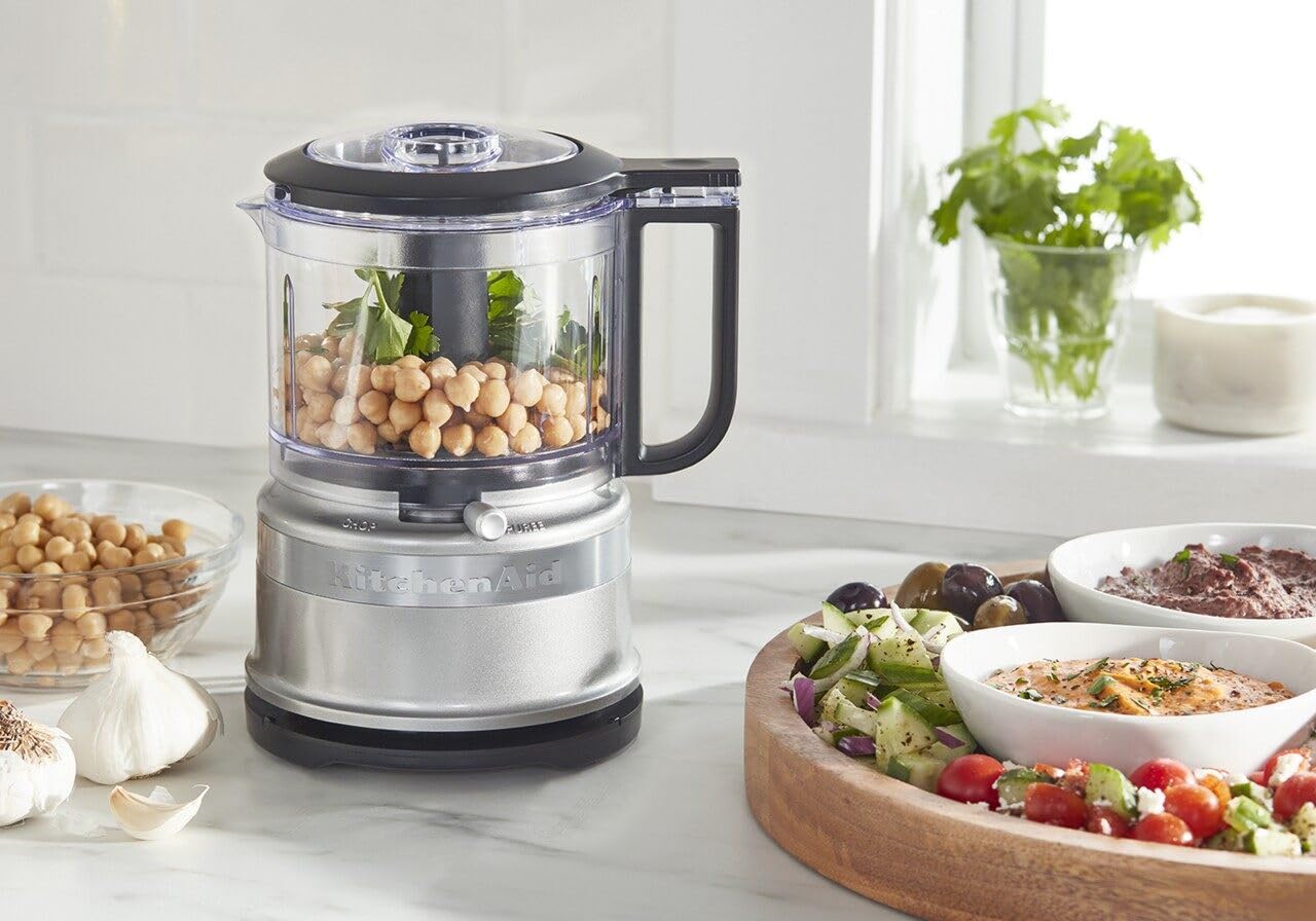KitchenAid comparación de tamaño junto a una cuchara, ideal para encimeras