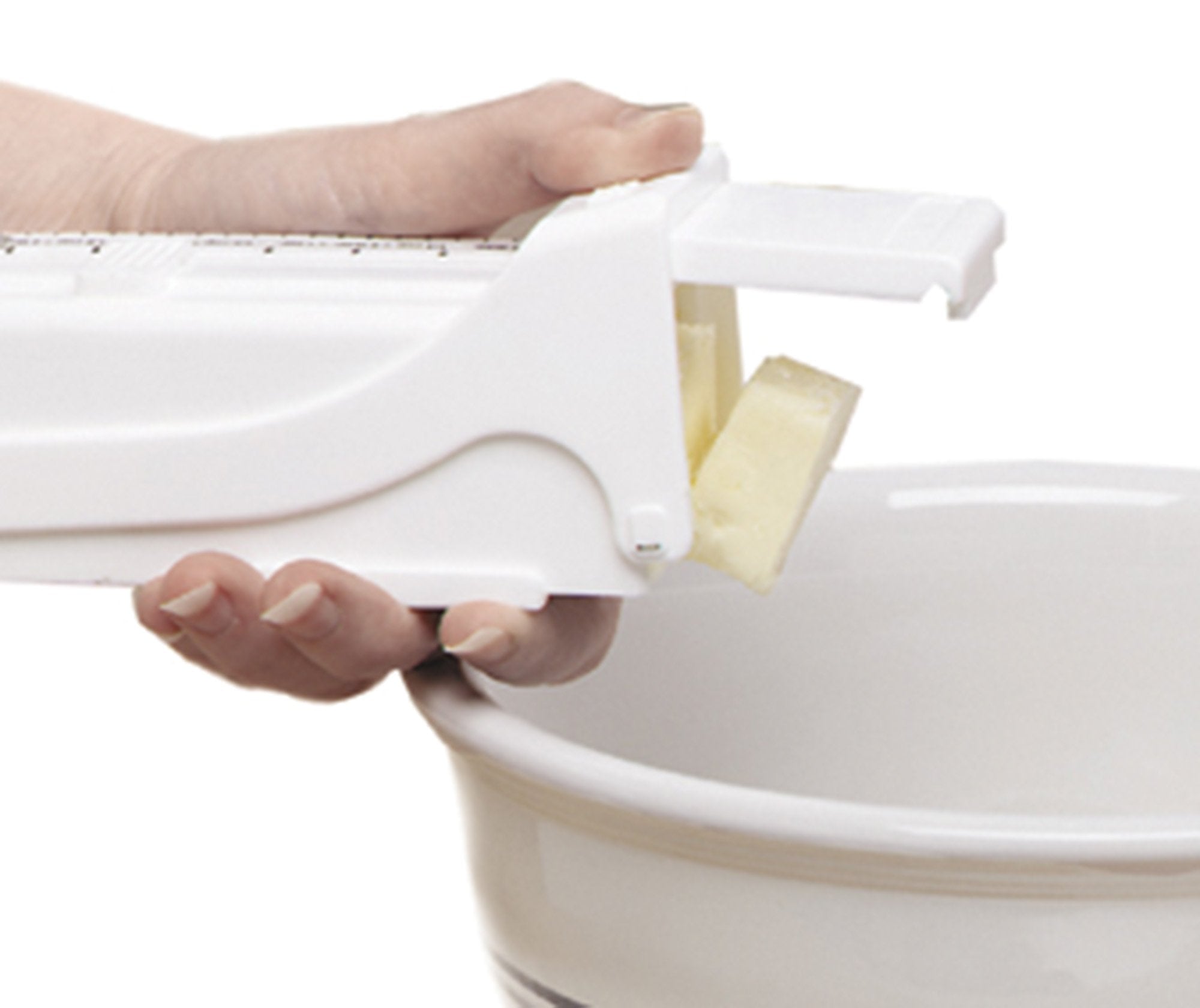 KitchenArt Buttermate en uso sobre tabla de cortar brindando porciones uniformes