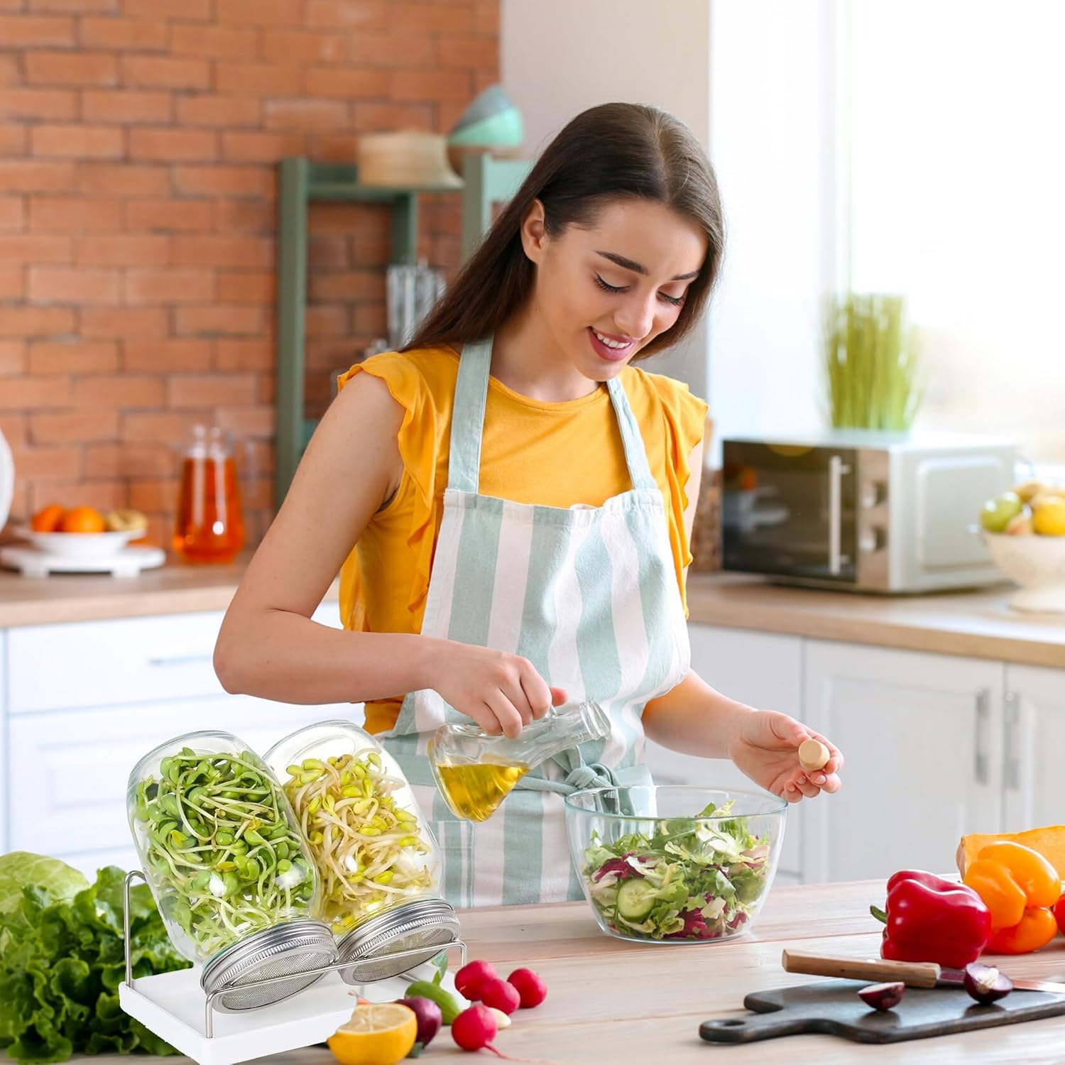 Kitmiido uso en cocina con brotes listos para ensalada y sabor