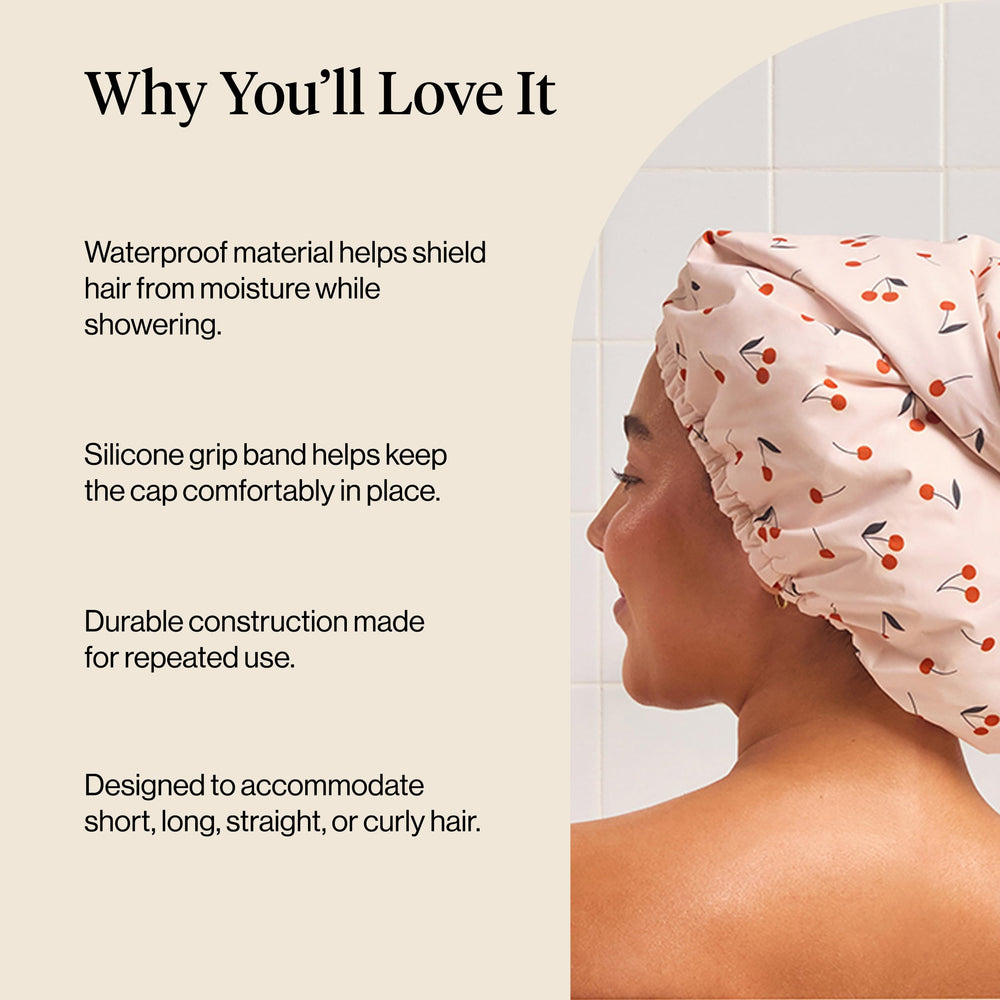 Kitsch gorra en uso bajo la ducha protegiendo un peinado con beneficio práctico