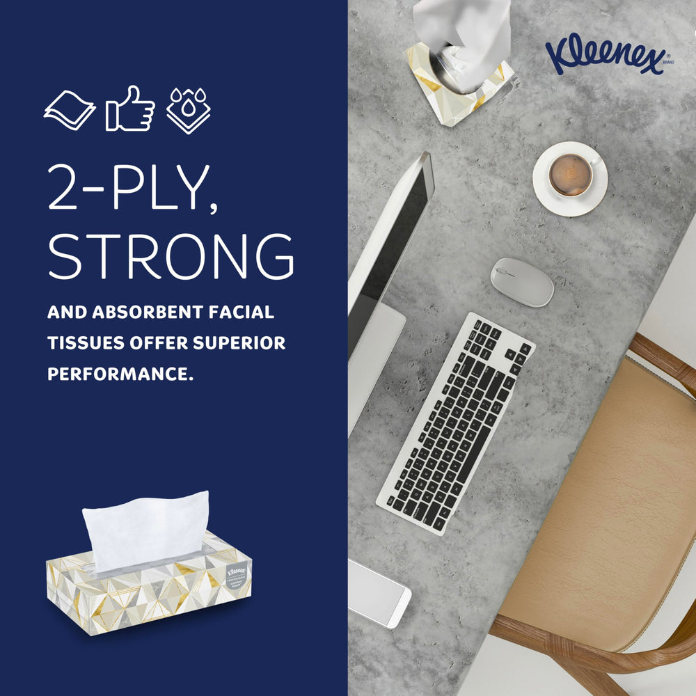 Kleenex pañuelo en mano mostrando tamaño y absorbencia práctica