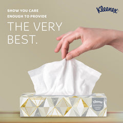 Kleenex dentro de dispensador comercial demostrando acceso higiénico fácil