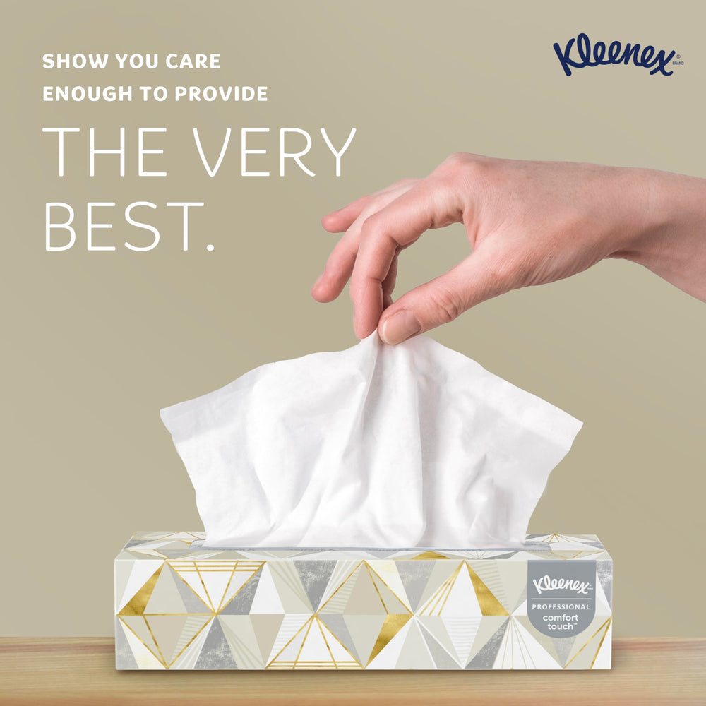 Kleenex pañuelo mostrado junto a manos para ver tamaño y conveniencia