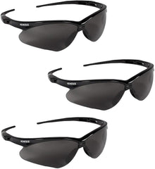 KLEENGUARD Nemesis vista frontal del pack de 3 mostrando diseño deportivo y protección