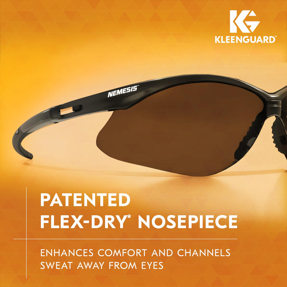 KleenGuard gafas Nemesis en mano para comparar tamaño y ligereza en el puesto de trabajo